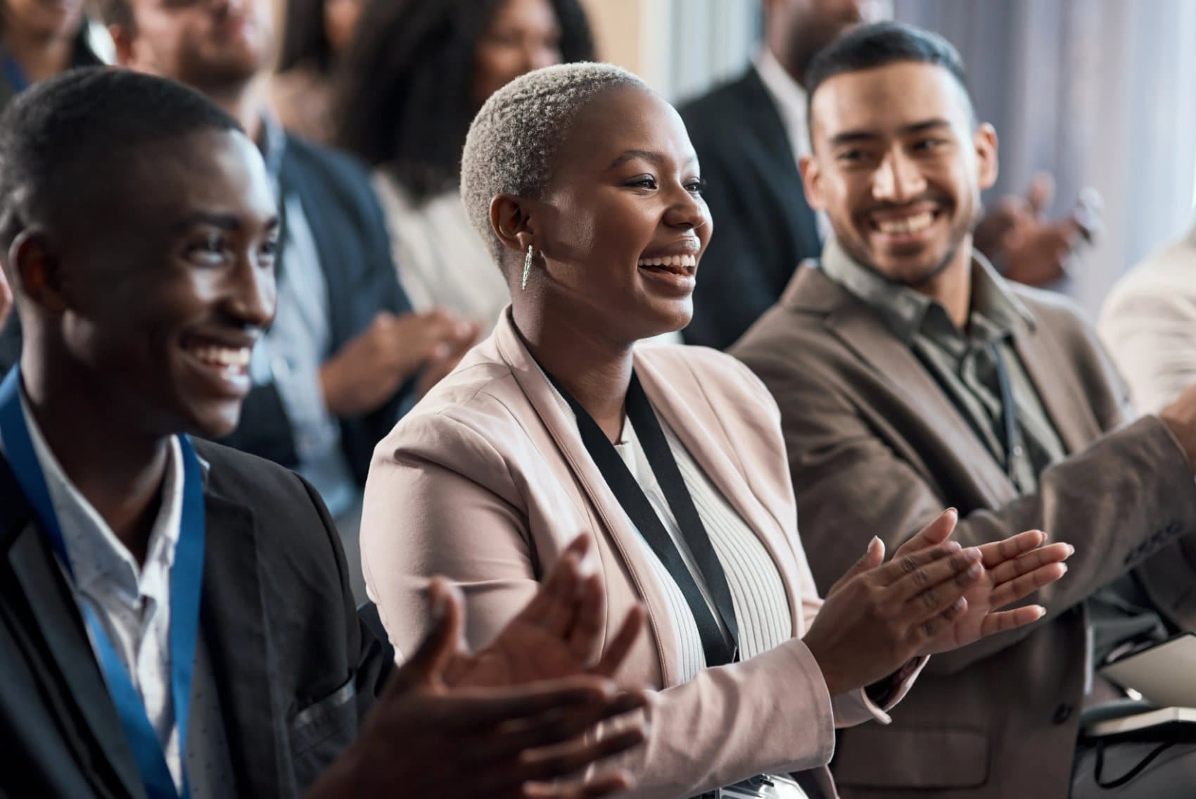 Participantes et participants applaudissant lors d’un congrès